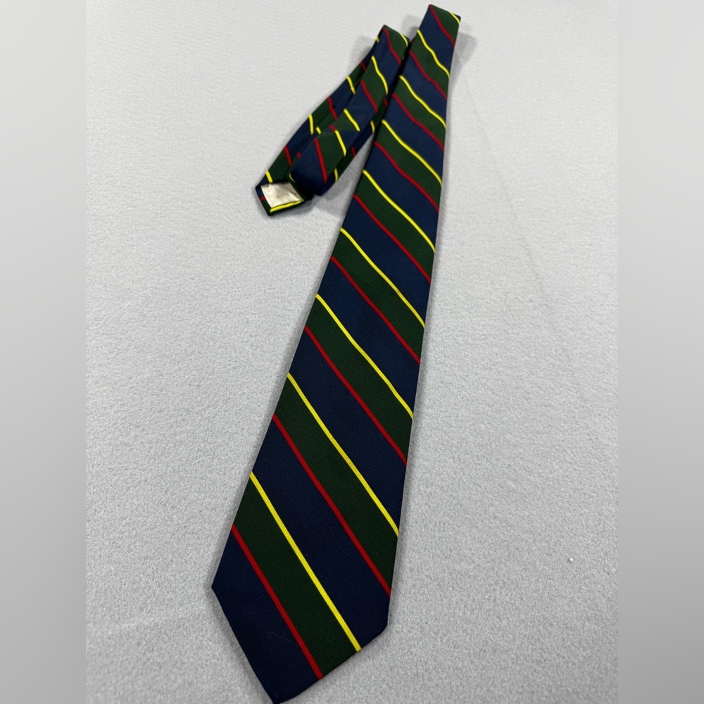 Classic Brooks Brothers Repp Striped Necktie crafted in the UK.